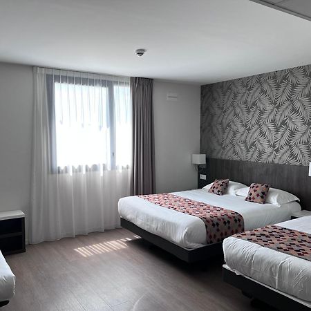 Brit Hotel Ploermel - Hotel De L'Hippodrome エクステリア 写真