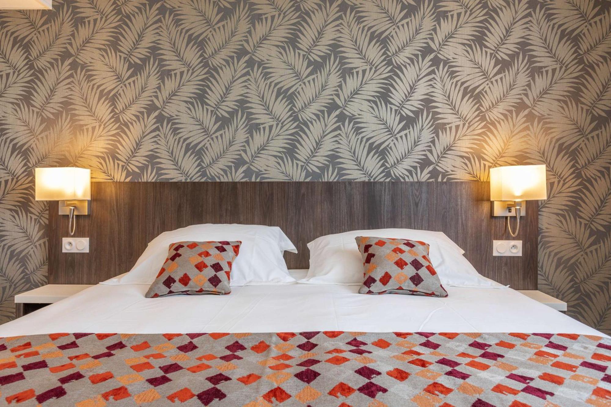 Brit Hotel Ploermel - Hotel De L'Hippodrome エクステリア 写真