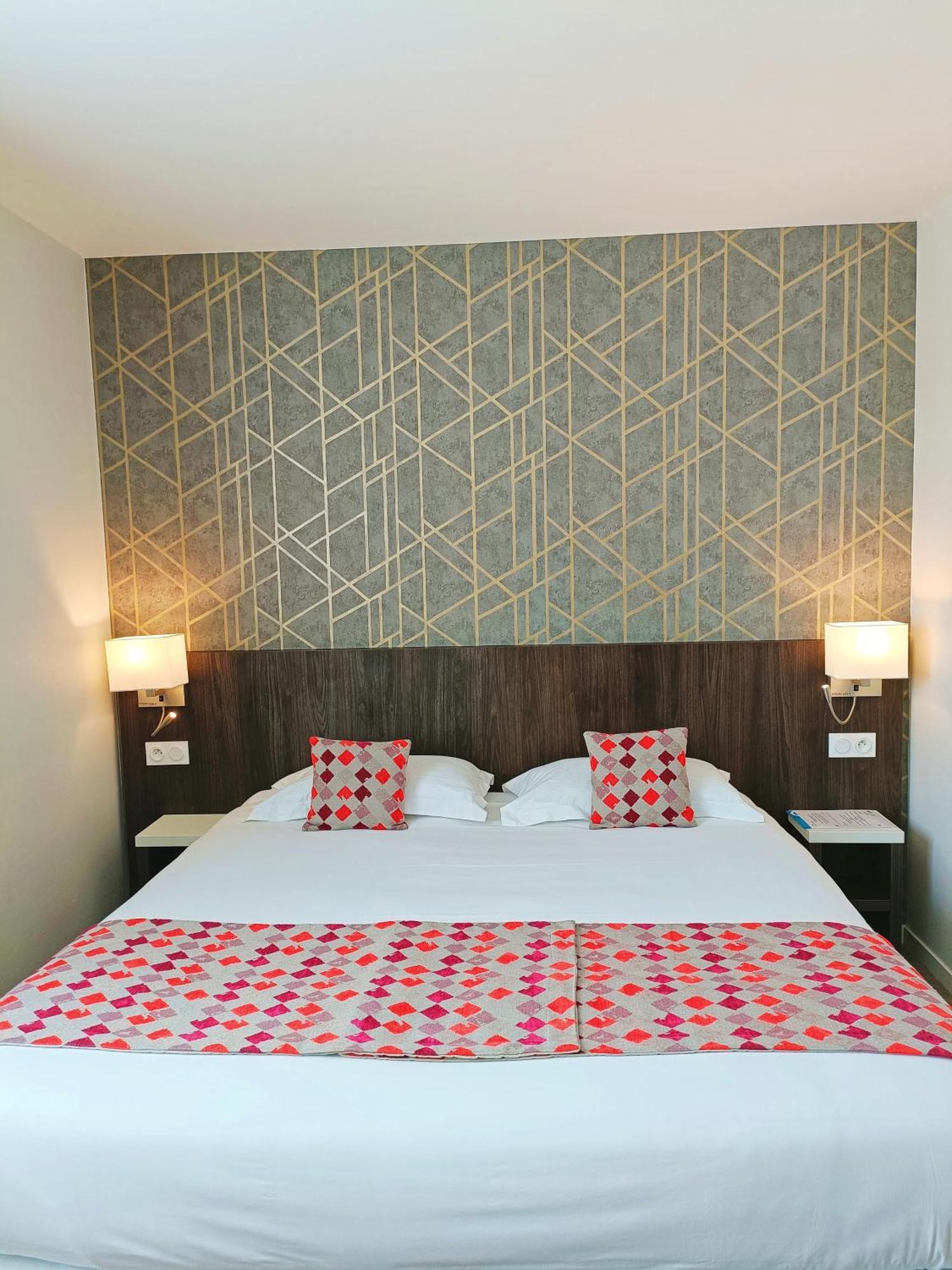 Brit Hotel Ploermel - Hotel De L'Hippodrome エクステリア 写真