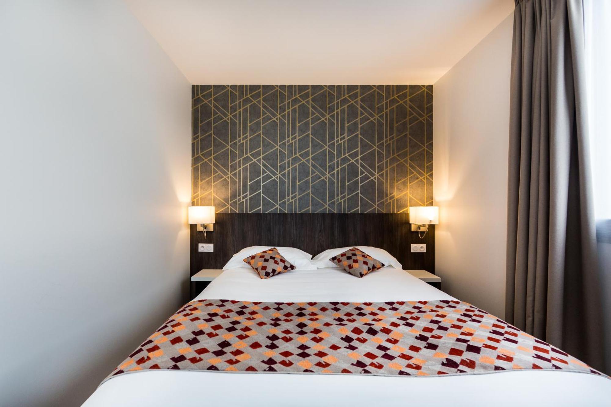 Brit Hotel Ploermel - Hotel De L'Hippodrome エクステリア 写真