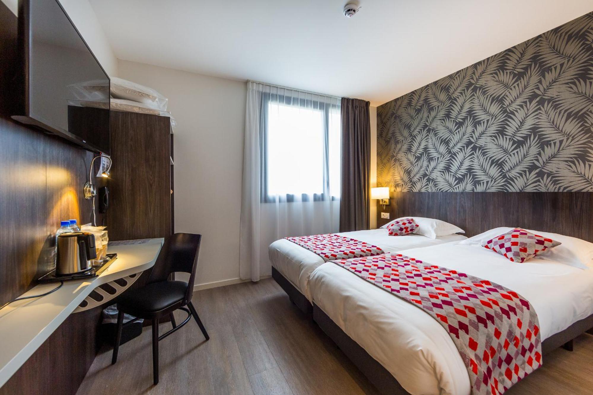 Brit Hotel Ploermel - Hotel De L'Hippodrome エクステリア 写真