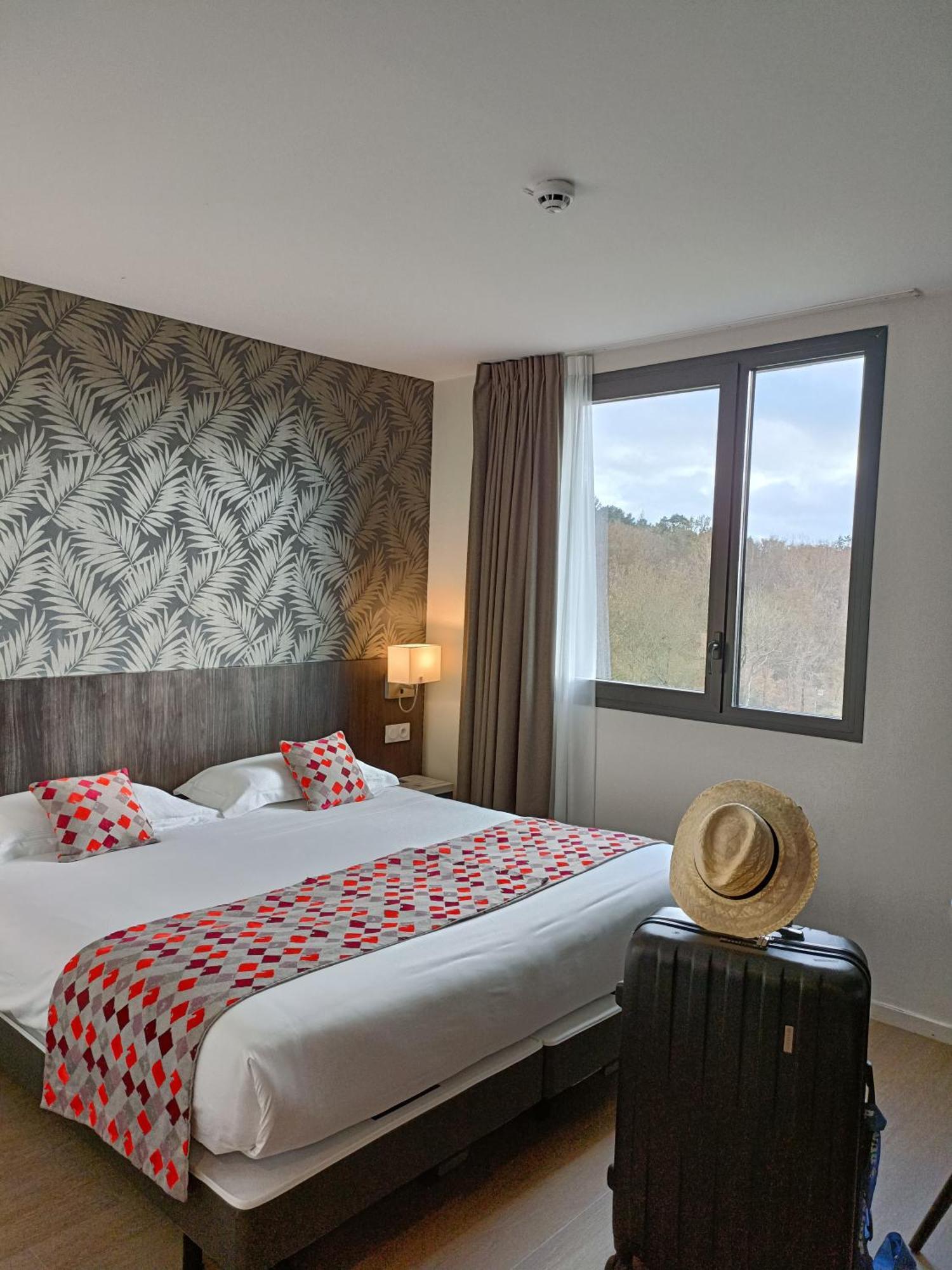 Brit Hotel Ploermel - Hotel De L'Hippodrome エクステリア 写真