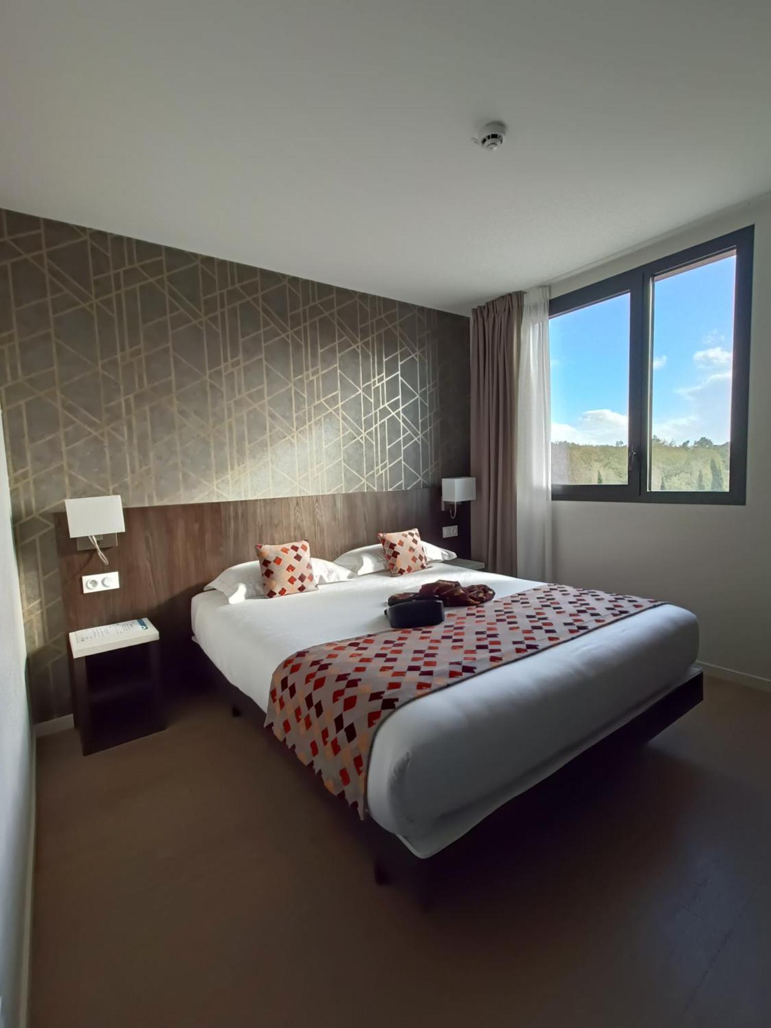 Brit Hotel Ploermel - Hotel De L'Hippodrome エクステリア 写真