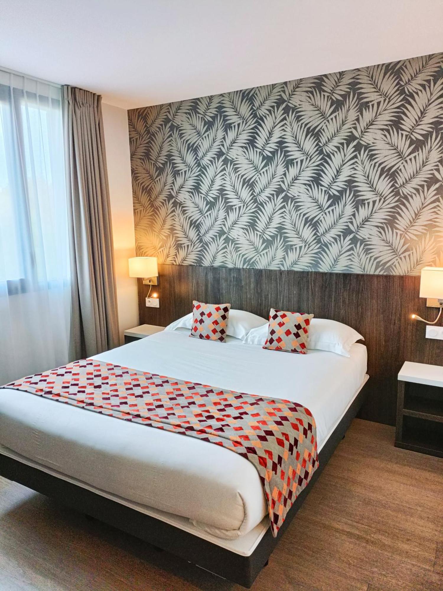 Brit Hotel Ploermel - Hotel De L'Hippodrome エクステリア 写真