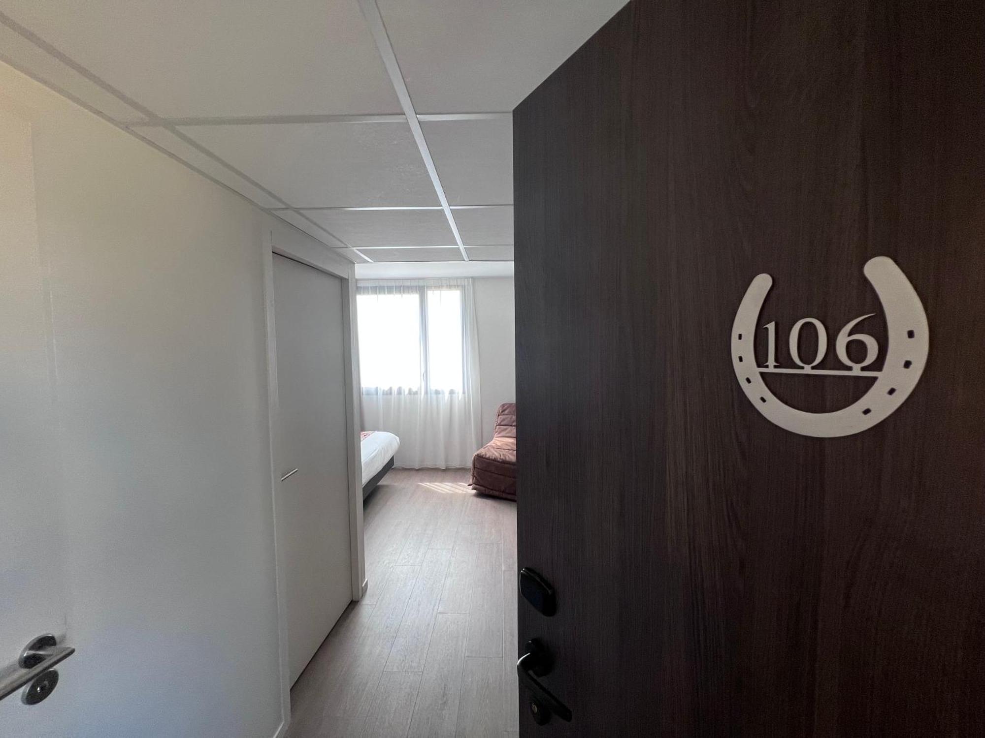 Brit Hotel Ploermel - Hotel De L'Hippodrome エクステリア 写真