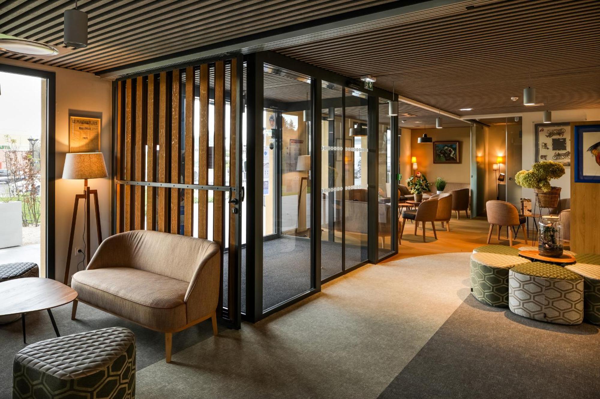 Brit Hotel Ploermel - Hotel De L'Hippodrome エクステリア 写真