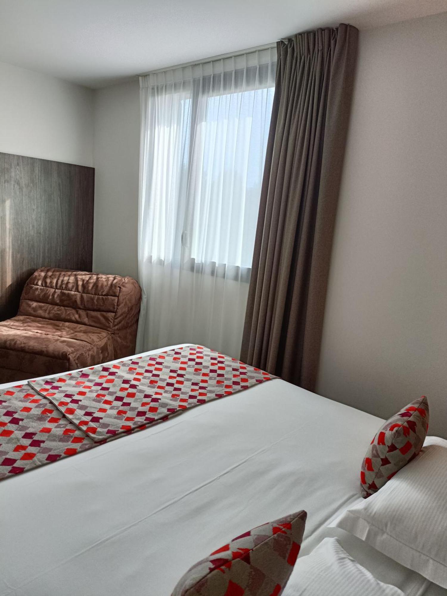 Brit Hotel Ploermel - Hotel De L'Hippodrome エクステリア 写真